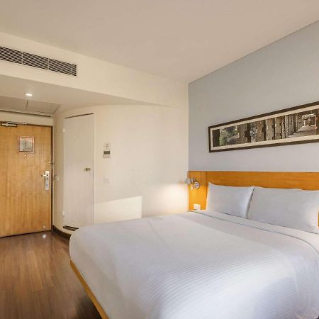 Отель Ibis Gurgaon Golf Course Road - An Accor Brand Экстерьер фото