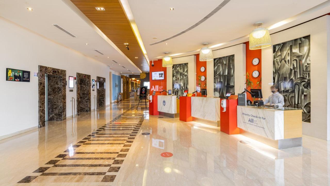 Отель Ibis Gurgaon Golf Course Road - An Accor Brand Экстерьер фото