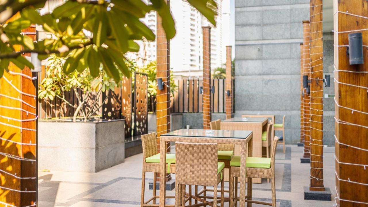 Отель Ibis Gurgaon Golf Course Road - An Accor Brand Экстерьер фото