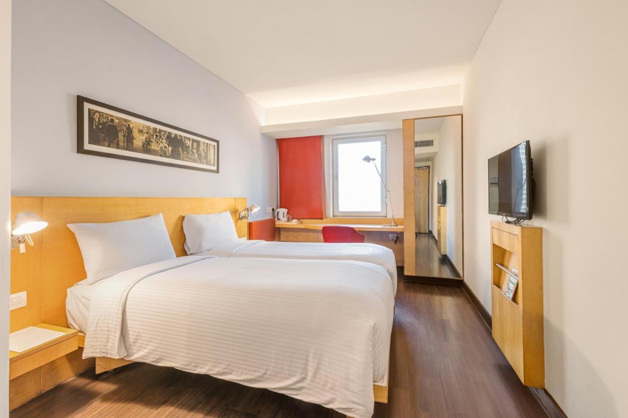 Отель Ibis Gurgaon Golf Course Road - An Accor Brand Экстерьер фото