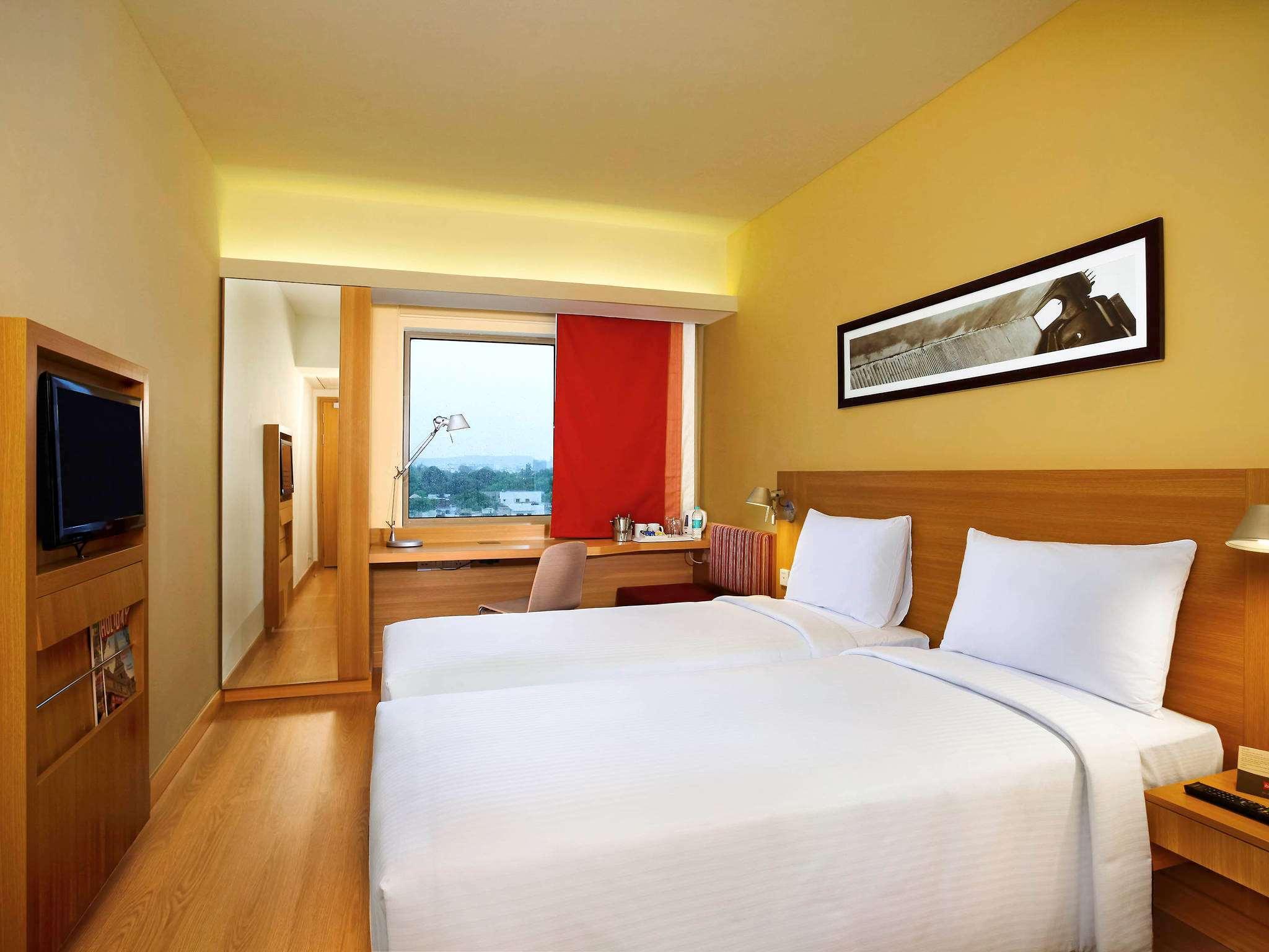 Отель Ibis Gurgaon Golf Course Road - An Accor Brand Экстерьер фото