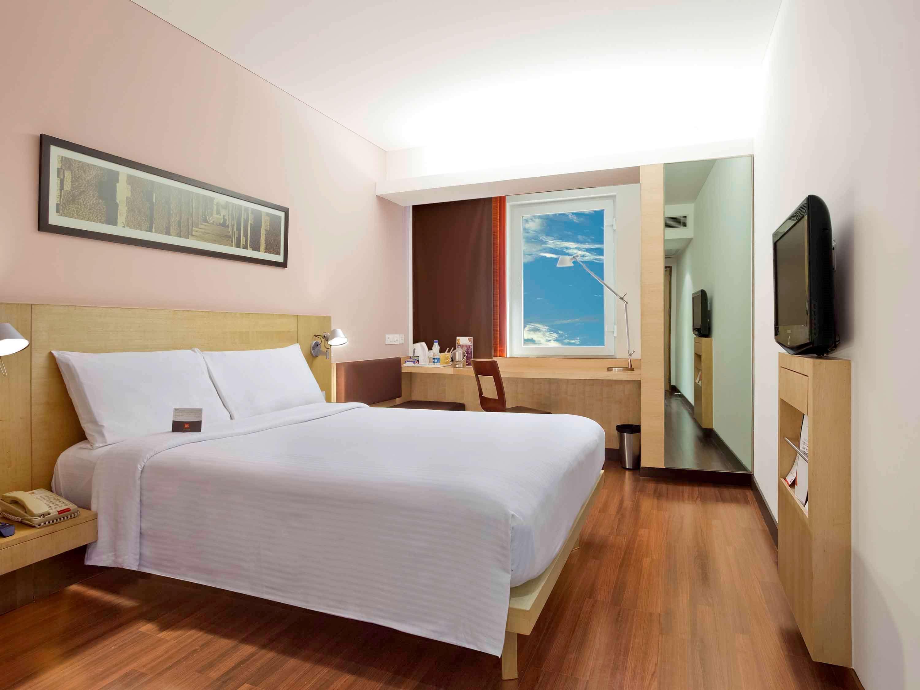 Отель Ibis Gurgaon Golf Course Road - An Accor Brand Экстерьер фото