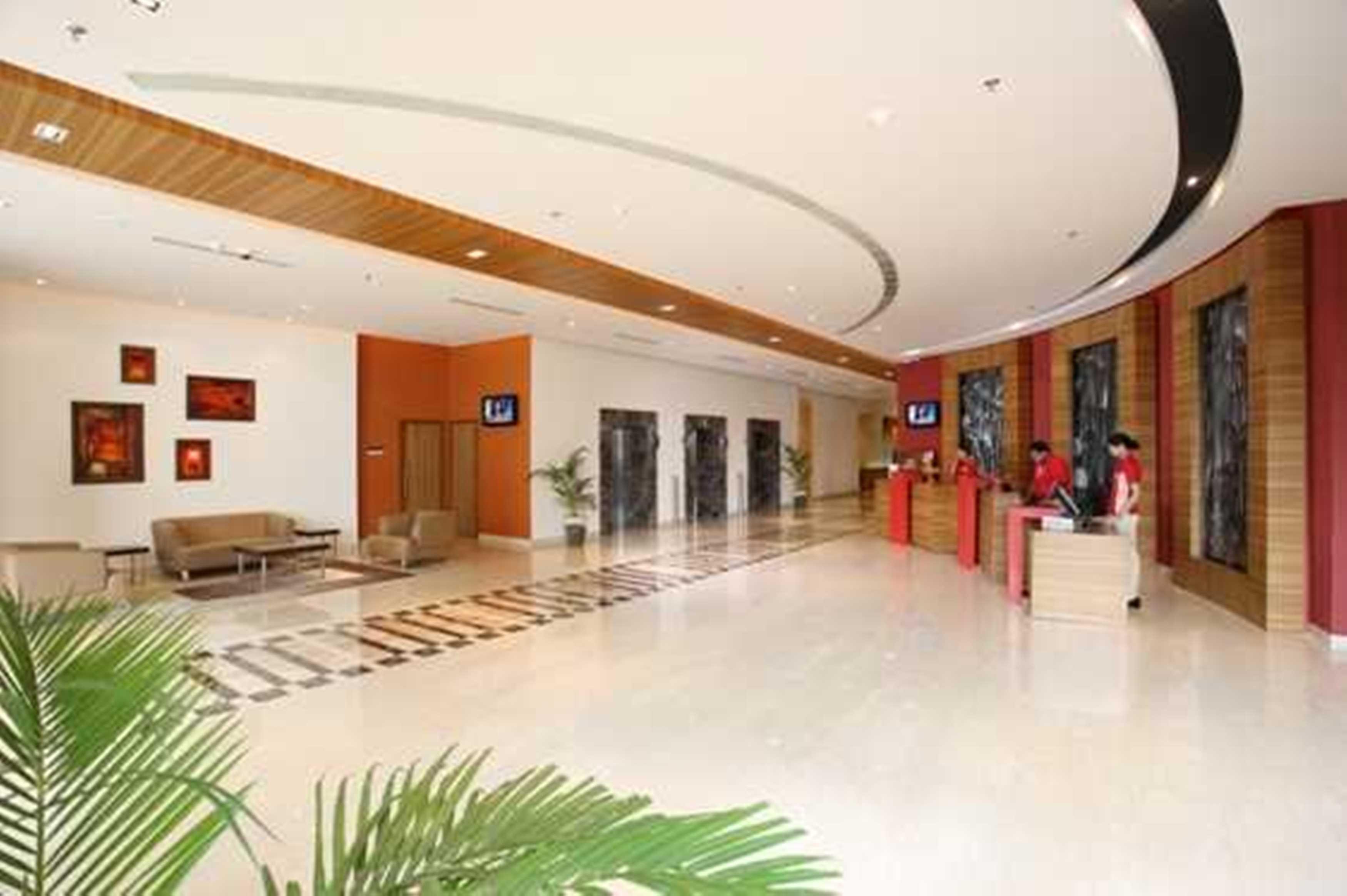 Отель Ibis Gurgaon Golf Course Road - An Accor Brand Экстерьер фото