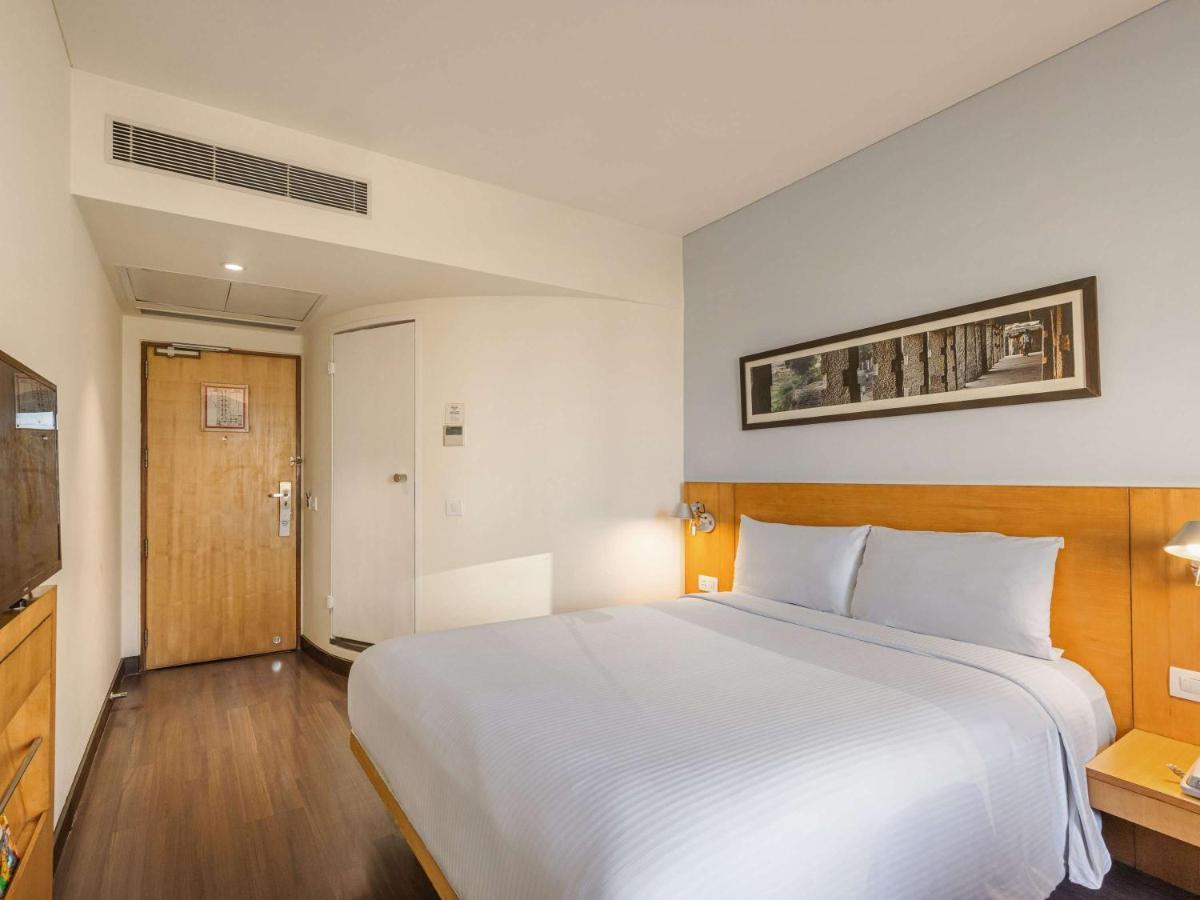 Отель Ibis Gurgaon Golf Course Road - An Accor Brand Экстерьер фото