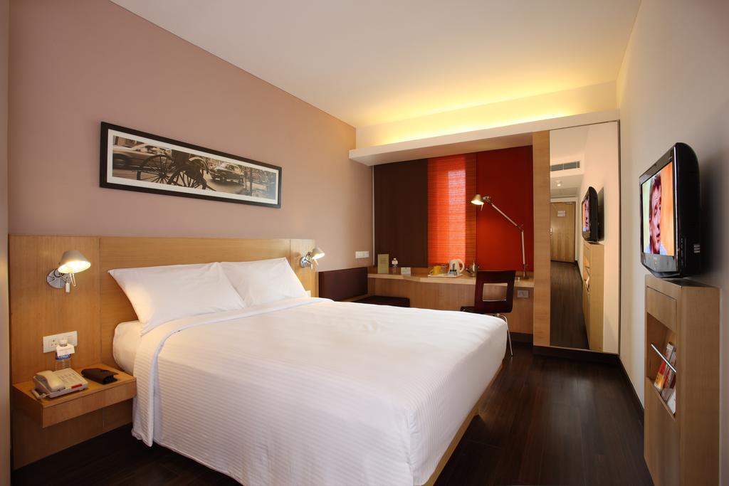 Отель Ibis Gurgaon Golf Course Road - An Accor Brand Экстерьер фото